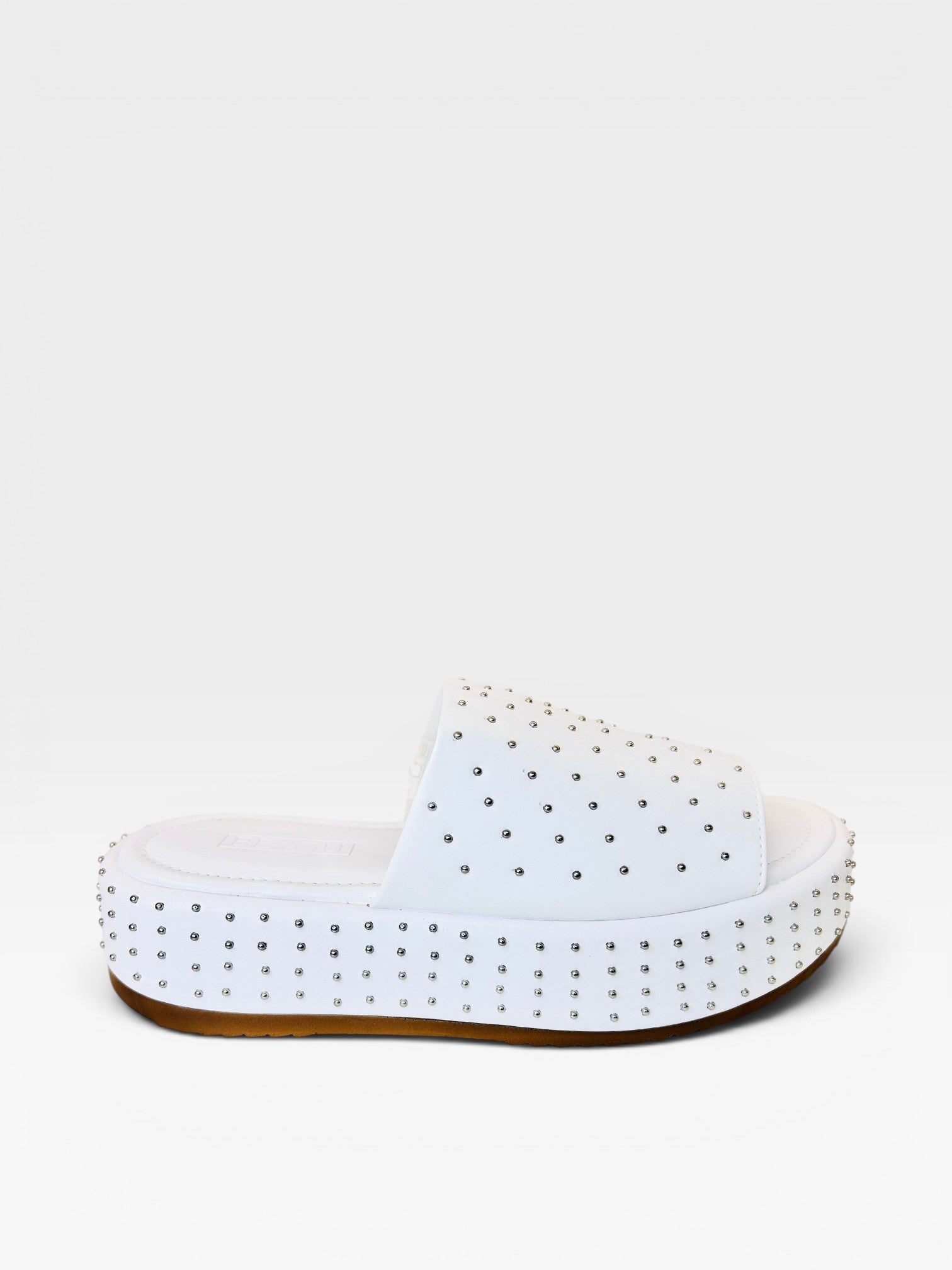 Sandália flat Beyou Shoes Málaga branca em napa com solado plataforma de 5cm e aplicação de tachas metálicas