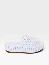 Sandália flat Beyou Shoes Málaga branca em napa com solado plataforma de 5cm e aplicação de tachas metálicas