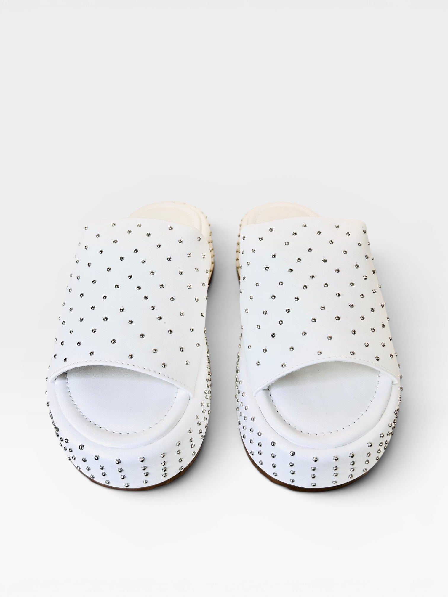 Sandália flat Beyou Shoes branca em napa com tachas prateadas e solado plataforma de 5 cm