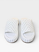 Sandália flat Beyou Shoes branca em napa com tachas prateadas e solado plataforma de 5 cm