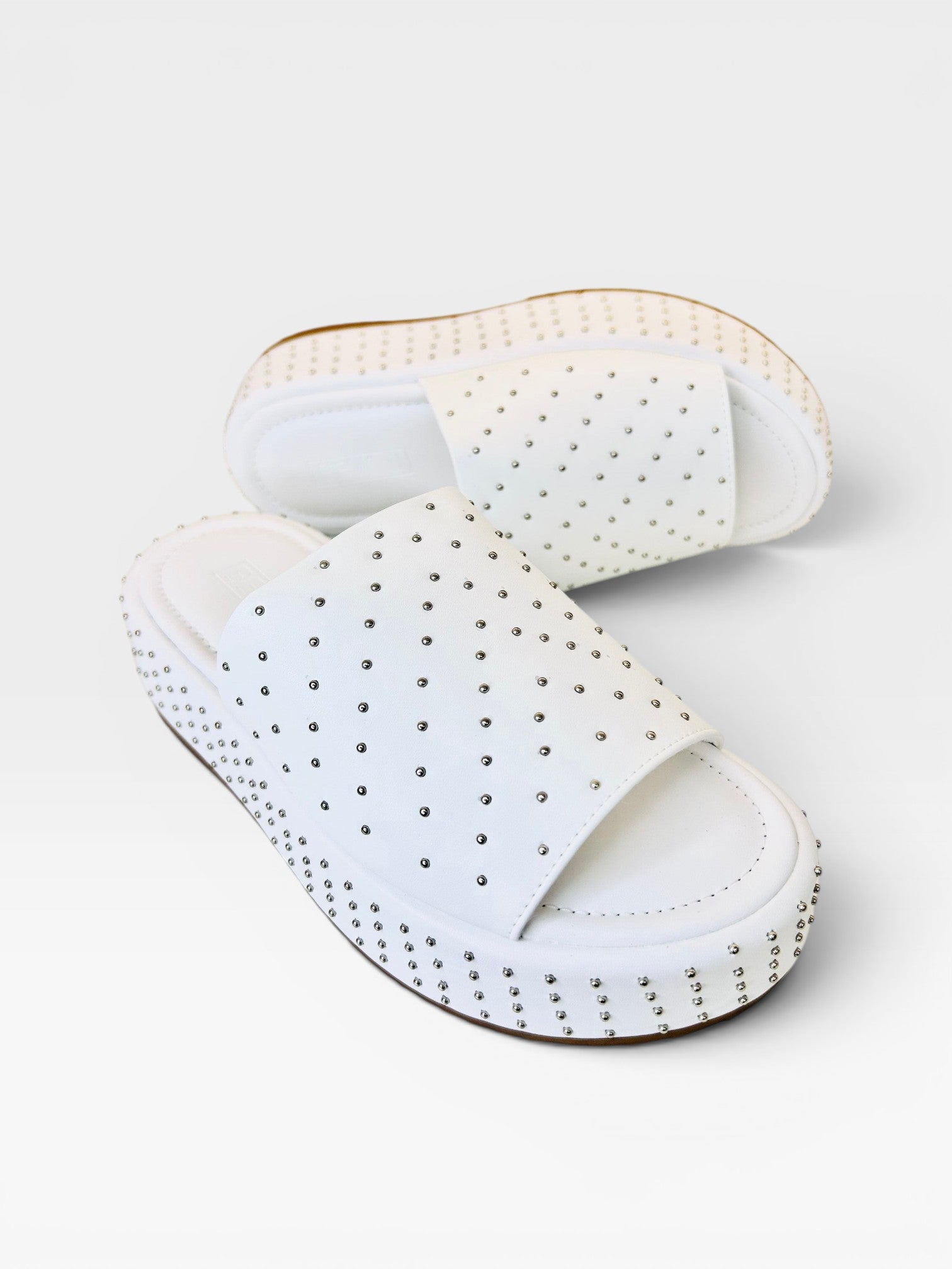 Sandália flat Beyou Shoes Málaga branca em napa com tachas metálicas e solado plataforma de 5 cm