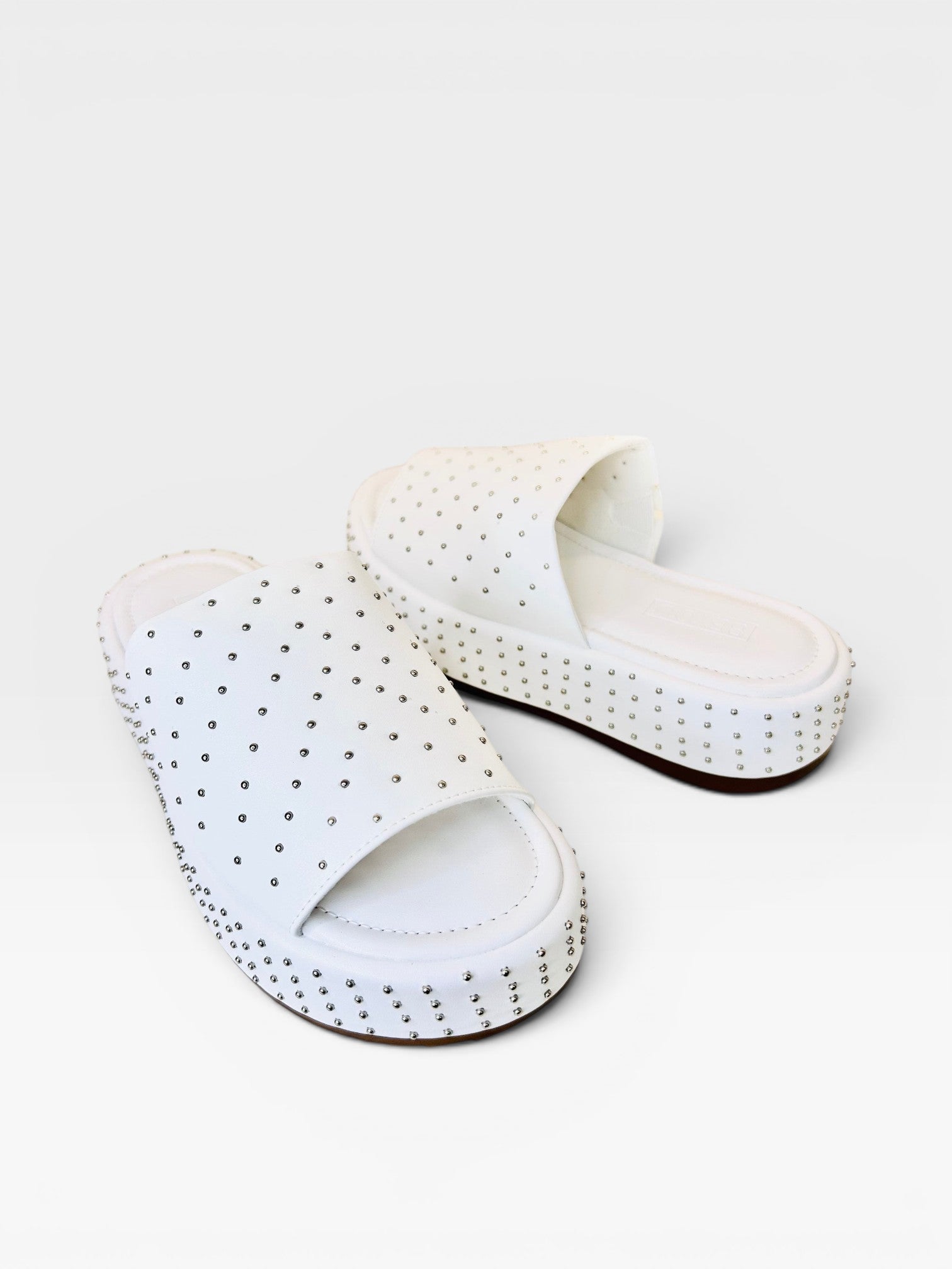 Sandália flat Beyou Shoes branca em napa com tachas metálicas e solado plataforma de 5 cm