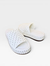 Sandália flat Beyou Shoes branca em napa com tachas metálicas e solado plataforma de 5 cm