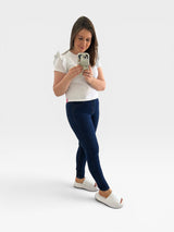 Mulher usando sandália flat branca Beyou Shoes de napa com solado plataforma em ambiente de loja