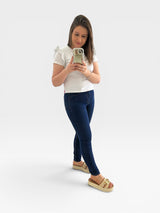 Mulher usando sandália Flat Capri Beyou Shoes nude e marrom com solado de corda em loja de calçados.