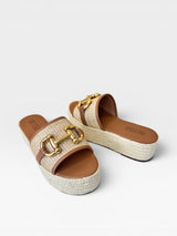 Sandália flat Beyou Shoes Capri em napa nude e marrom com solado plataforma de corda e detalhe de fivela dourada
