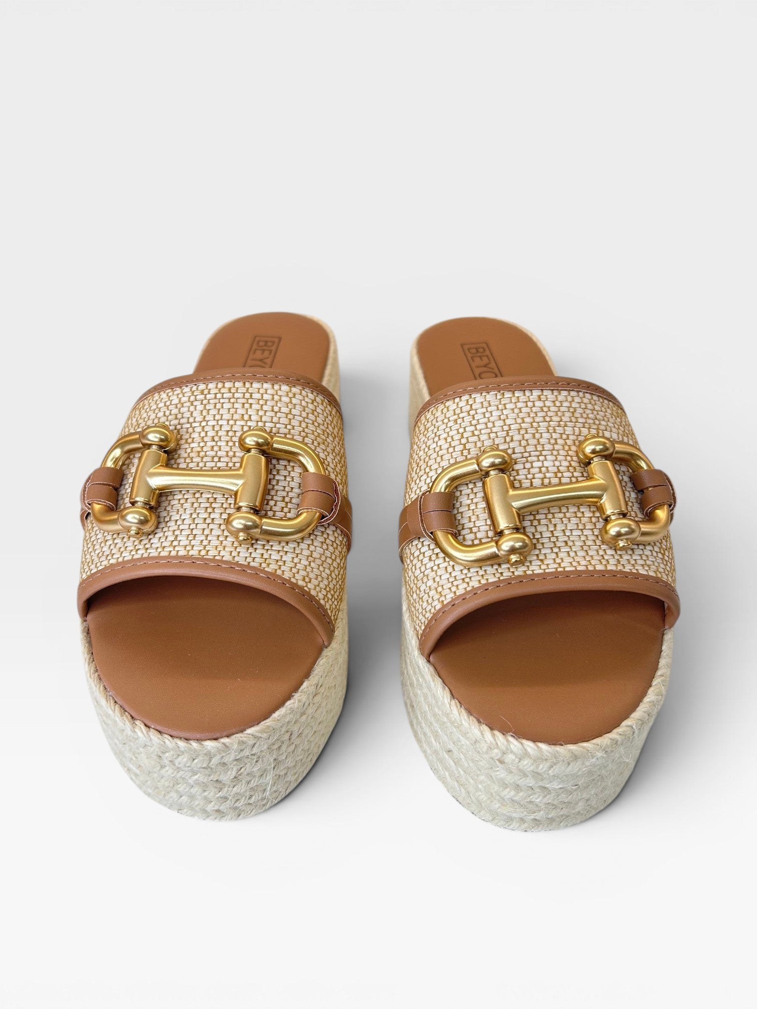 Sandália flat Beyou Shoes Capri nude e marrom com solado plataforma de corda e detalhe de fivela dourada