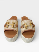 Sandália flat Beyou Shoes Capri nude e marrom com solado plataforma de corda e detalhe de fivela dourada