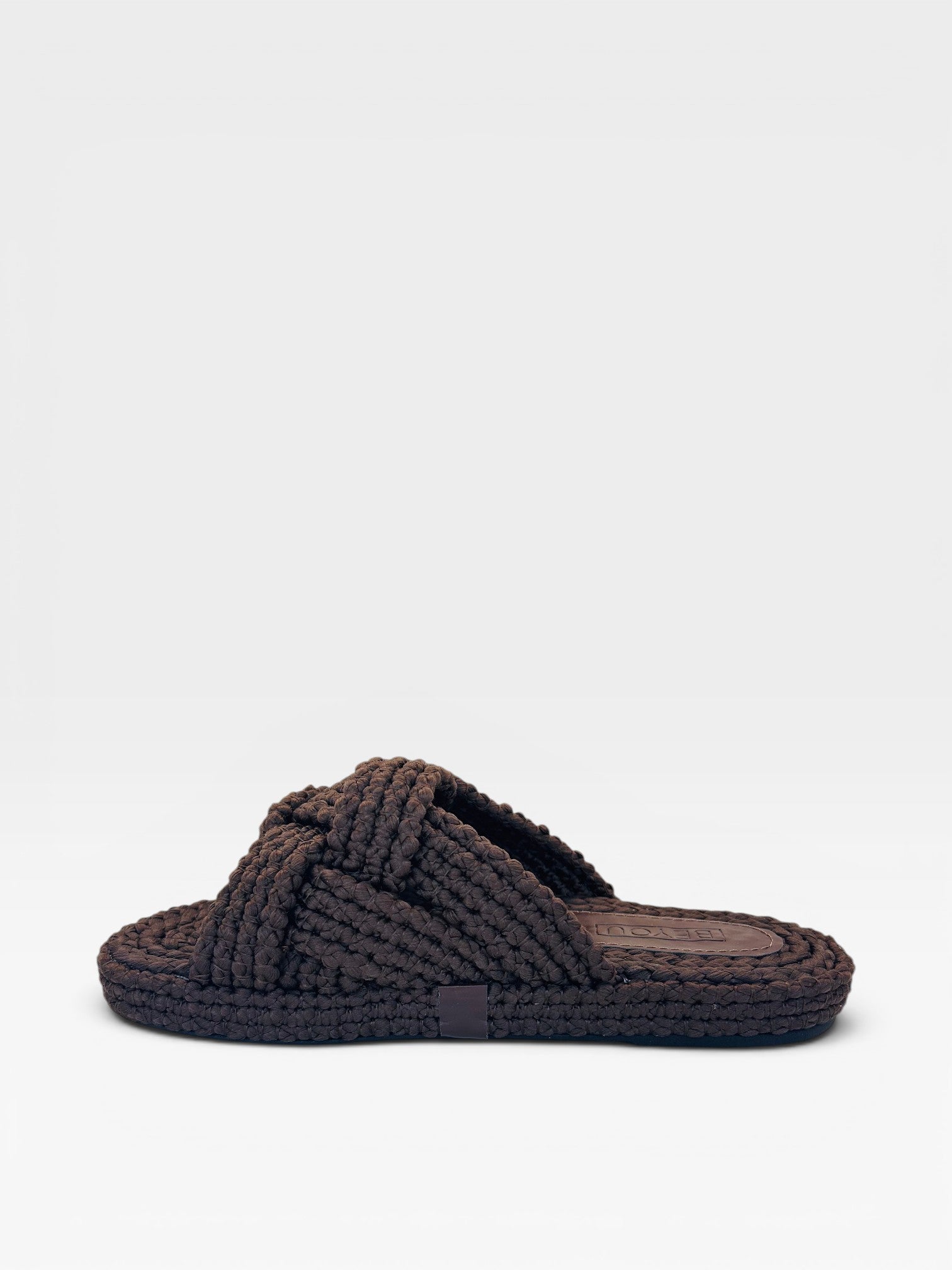 Sandália flat Beyou Shoes Positano marrom feita de corda trançada com solado de 3 cm em vista lateral