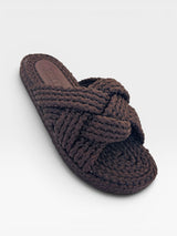 Sandália flat Beyou Shoes Positano marrom feita em corda trançada com solado de 3 cm e design elegante