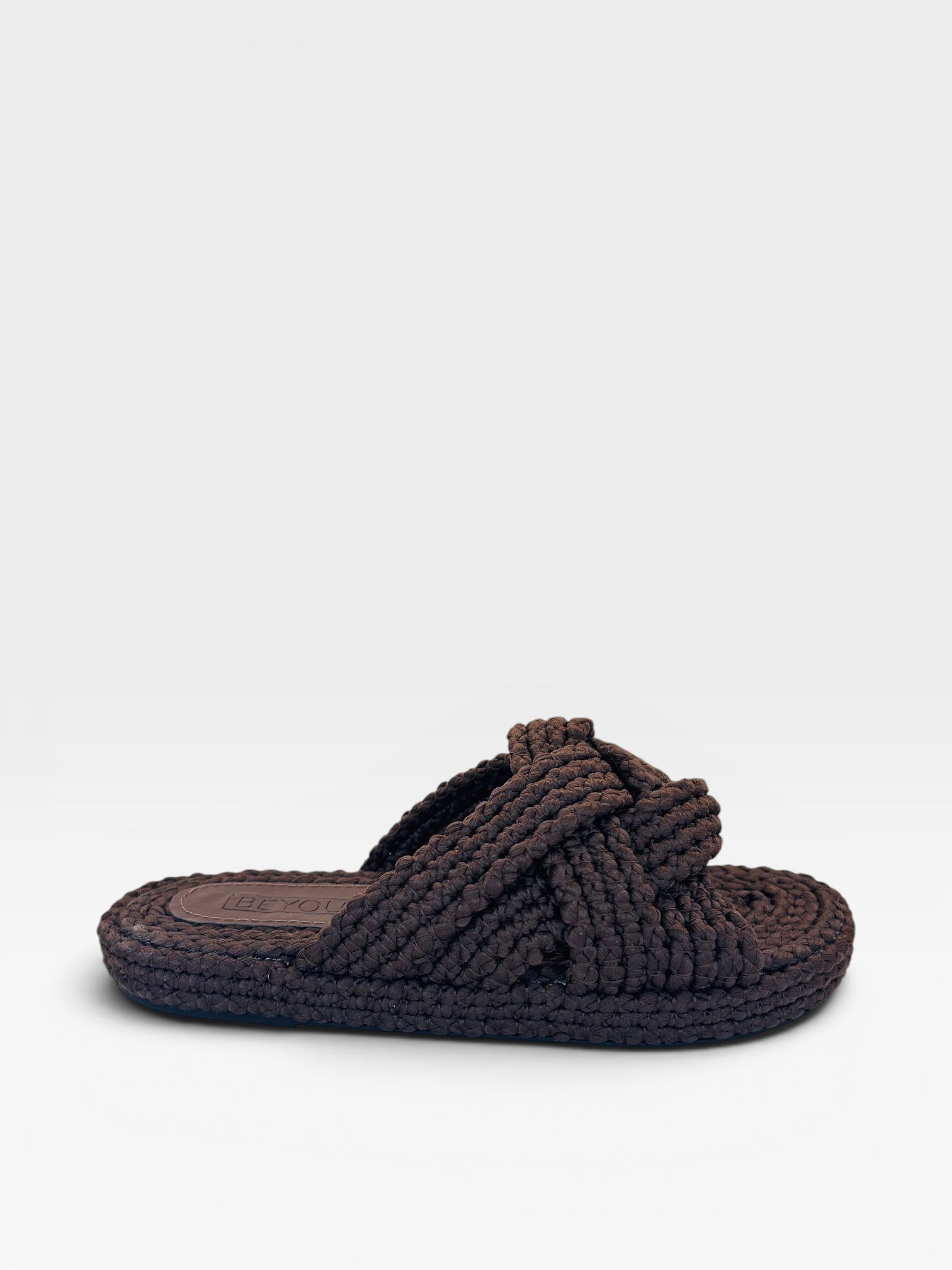 Sandália flat Beyou Shoes Positano marrom feita em corda trançada com solado de 3 cm e design elegante