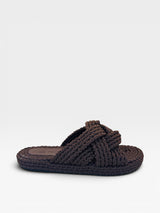 Sandália flat Beyou Shoes Positano marrom feita em corda trançada com solado de 3 cm e design elegante