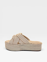 Sandália flat Beyou Shoes Sicília nude em corda com solado plataforma de 5 cm e tiras trançadas