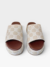 Sandália flat Beyou Shoes Málaga em napa marrom e tecido estampado nude com solado plataforma de 5 cm