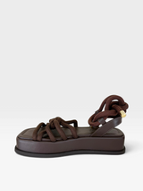 Sandália flat Beyou Shoes marrom em napa com tiras de corda e solado plataforma de 4 cm