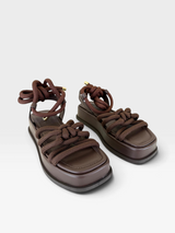 Sandália flat Beyou Shoes marrom em napa com tiras de corda trançada e solado plataforma de 4 cm