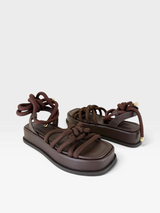 Sandália flat Beyou Shoes marrom em napa com tiras de corda trançadas e solado plataforma de 4 cm