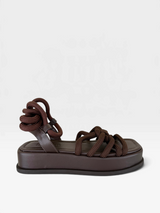 Sandália flat Beyou Shoes marrom em napa e corda com solado plataforma de 4 cm e amarração no tornozelo
