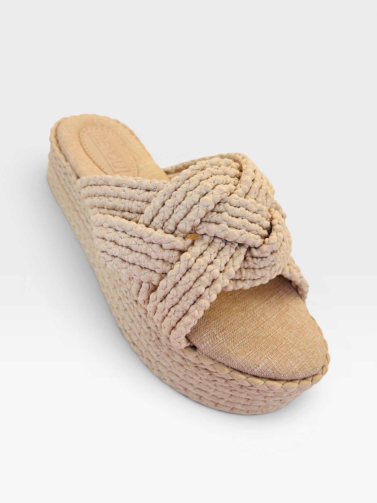 Sandália flat Beyou Shoes Sicília nude em corda trançada com solado plataforma de 5 cm e design casual elegante