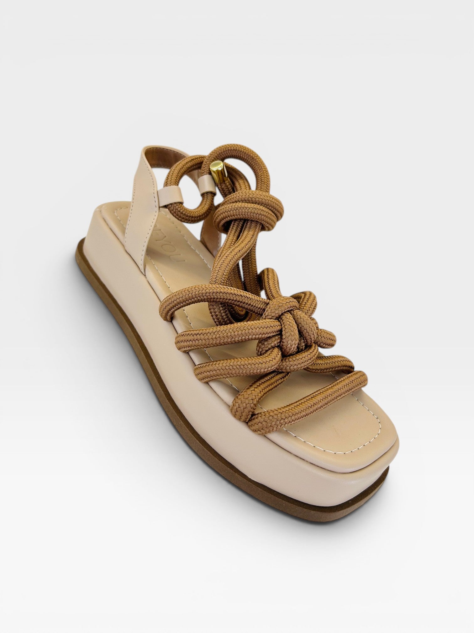 Sandália flat Beyou Shoes em napa nude com detalhes em corda marrom e solado plataforma de 4 cm