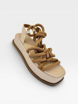 Sandália flat Beyou Shoes em napa nude com detalhes em corda marrom e solado plataforma de 4 cm