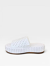 Sandália flat Beyou Shoes Málaga branca em napa com solado plataforma de 5 cm e detalhes em tachas metálicas