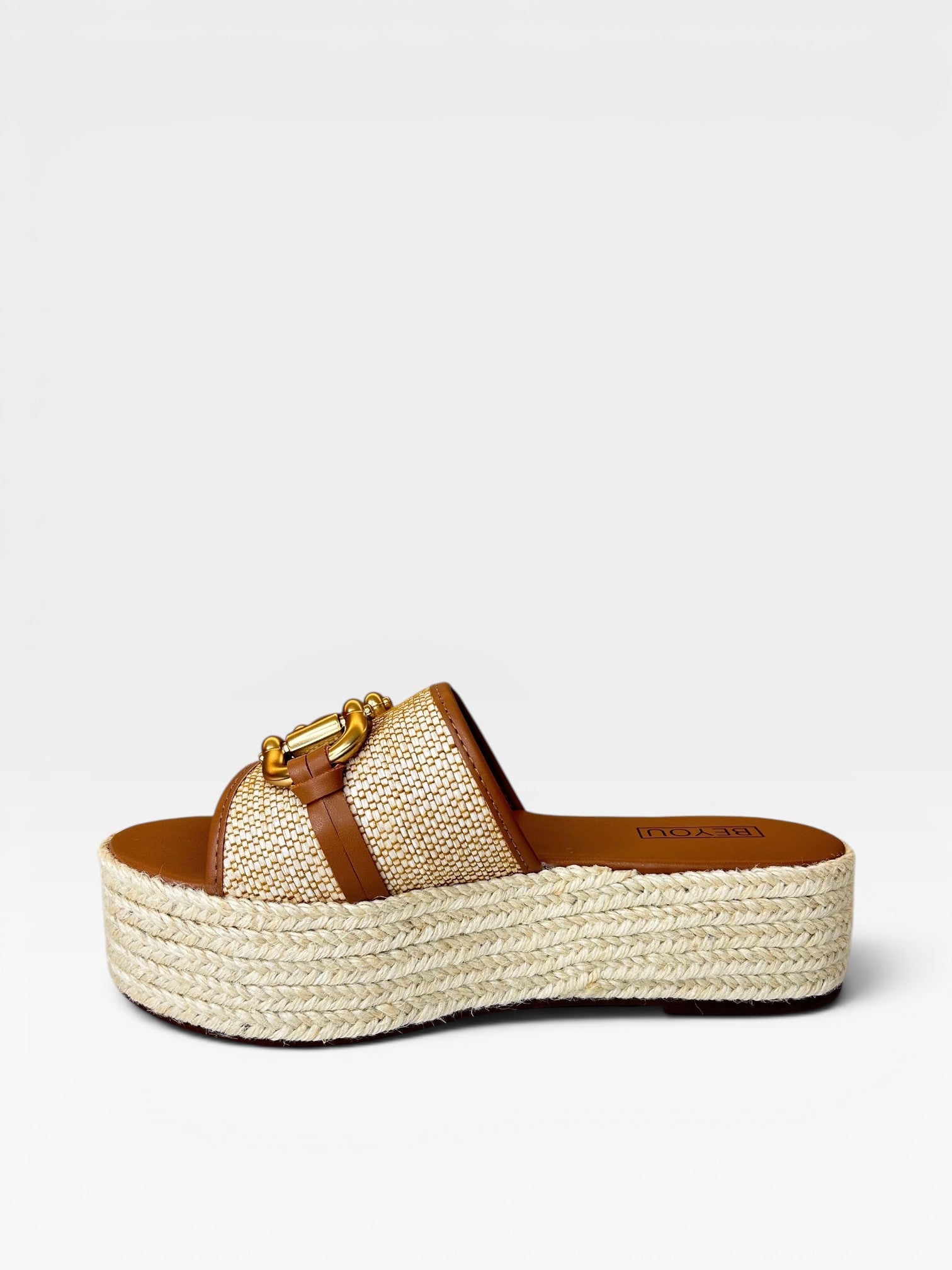 Sandália flat Beyou Shoes Capri nude e marrom com solado plataforma de corda e detalhe de fivela dourada