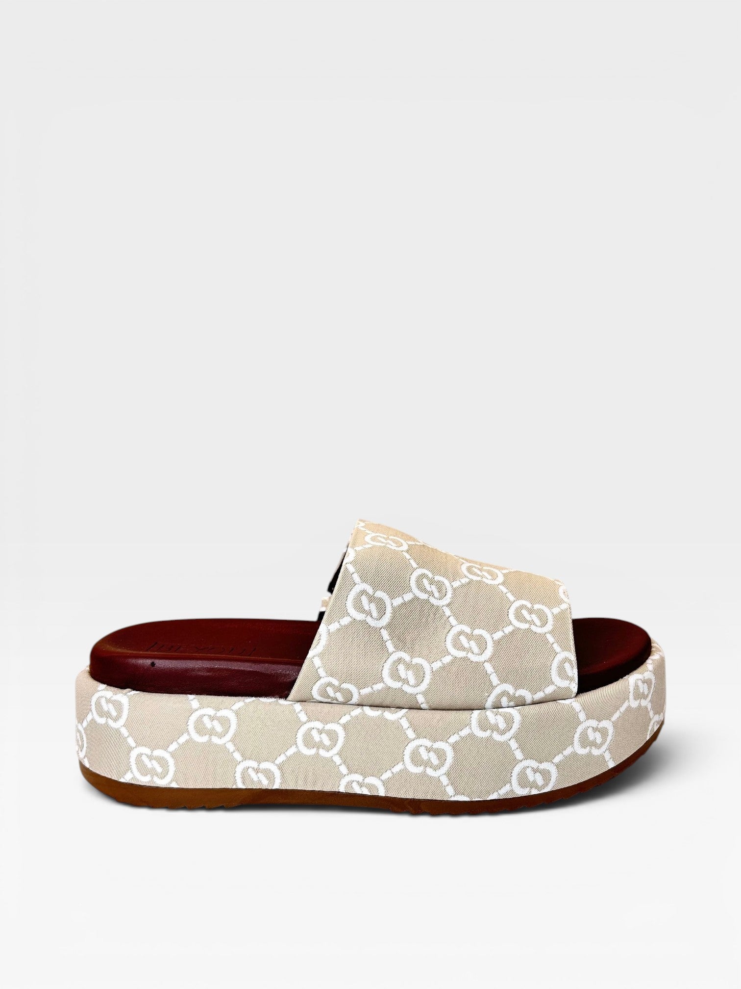 Sandália flat Beyou Shoes Málaga em tecido nude com estampa monograma, solado plataforma marrom e palmilha acolchoada.