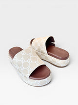 Sandália flat Beyou Shoes Málaga nude e marrom com solado plataforma de 5cm e estampa monograma em tecido e napa