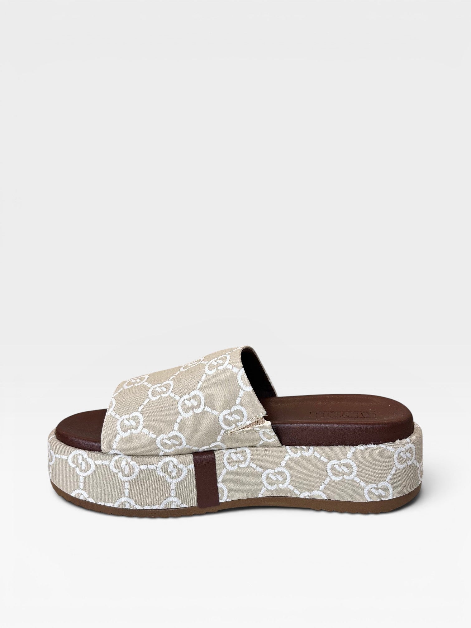 Sandália flat Beyou Shoes Málaga em tecido nude com estampa geométrica, solado plataforma marrom e acabamento em napa.