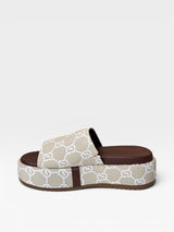 Sandália flat Beyou Shoes Málaga em tecido nude com estampa geométrica, solado plataforma marrom e acabamento em napa.