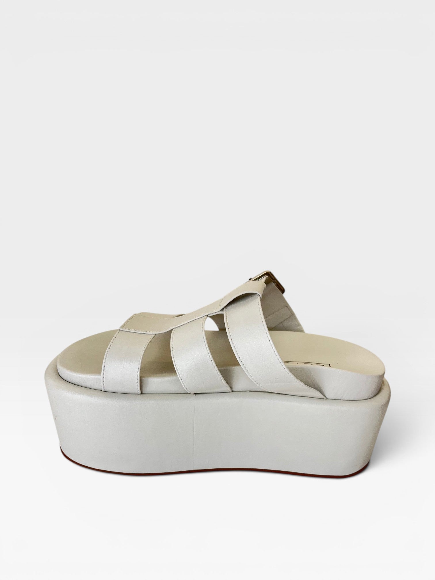 Sandália flat Beyou Shoes Poland off white com solado plataforma alto de 8 cm em napa e vinil, vista lateral.