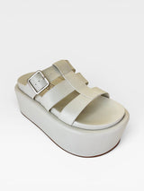 Sandália flat Beyou Shoes off white com solado plataforma alto de 8cm, tiras em napa e fivela metálica lateral.