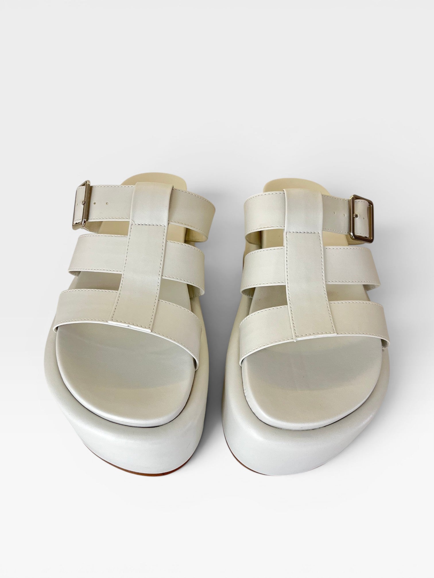 Sandália flat Beyou Shoes Poland off white com solado plataforma de 8 cm, tiras em napa e fivela lateral ajustável.