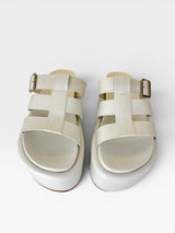 Sandália flat Beyou Shoes Poland off white com solado plataforma de 8 cm, tiras em napa e fivela lateral ajustável.