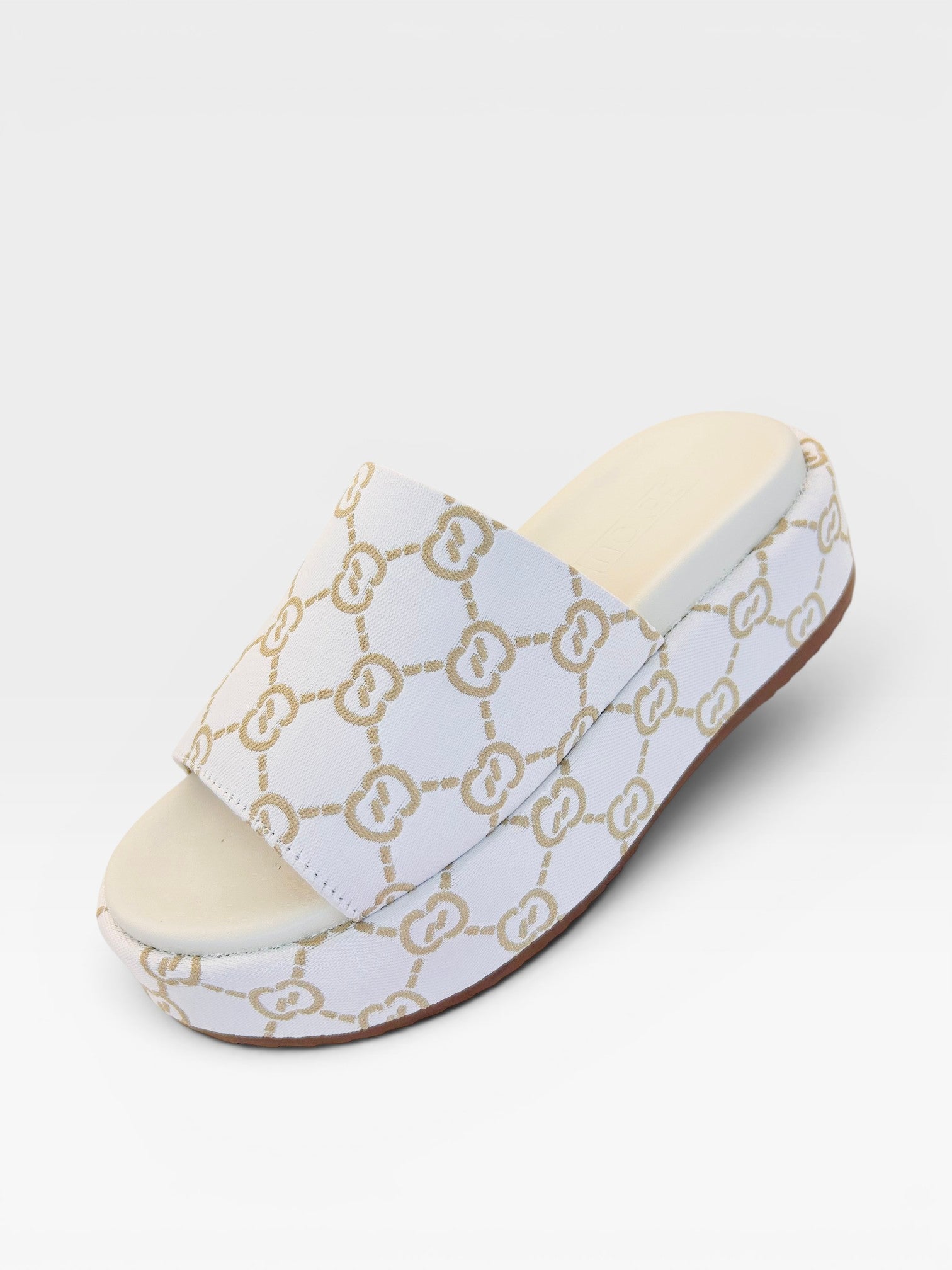 Sandália flat Beyou Shoes Málaga off white com estampa monograma, solado plataforma de 5cm e acabamento em tecido e napa.