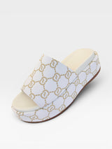 Sandália flat Beyou Shoes Málaga off white com estampa monograma, solado plataforma de 5cm e acabamento em tecido e napa.