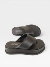 Sandália flat preta Beyou Shoes em napa com solado plataforma de 4 cm e design minimalista de dedo
