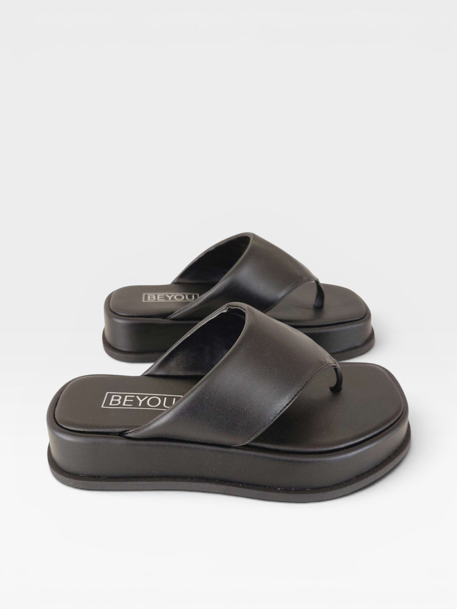 Sandália flat preta Beyou Shoes em napa com solado plataforma de 4 cm e design minimalista de dedo