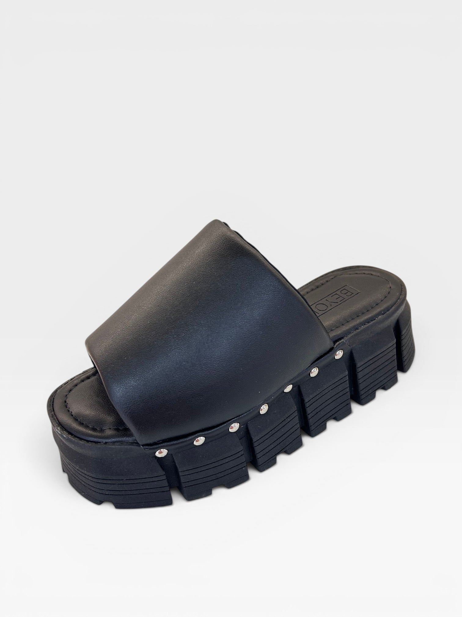 Sandália flat preta Beyou Shoes em napa com solado tratorado de 5 cm e detalhes em tachas metálicas laterais