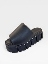 Sandália flat preta Beyou Shoes em napa com solado tratorado de 5 cm e detalhes em tachas metálicas laterais