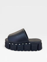 Sandália flat preta Beyou Shoes em napa e tecido com solado tratorado de 5 cm e detalhes em tachas metálicas