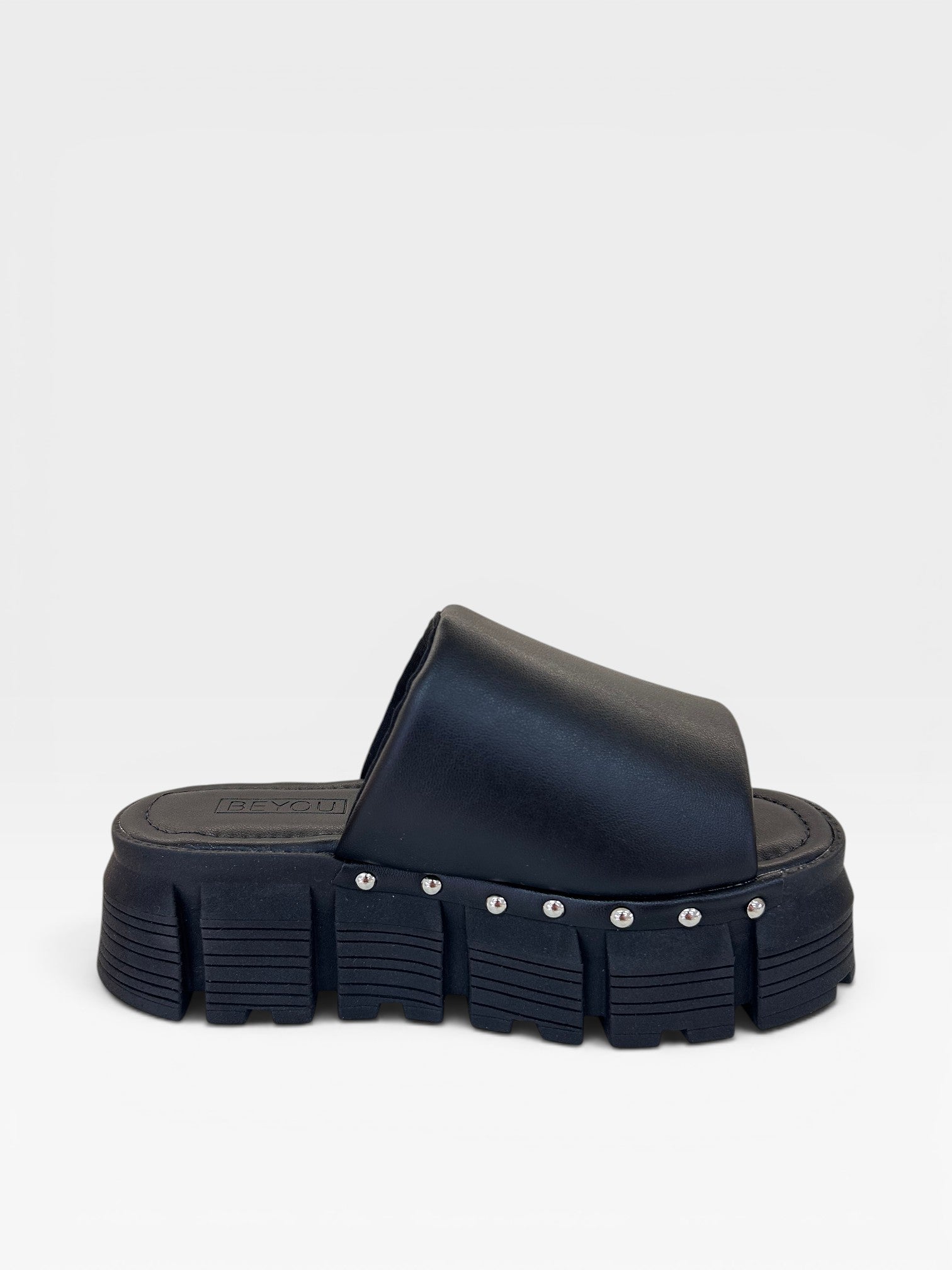 Sandália flat preta Beyou Shoes em napa com solado tratorado de 5 cm e detalhes em tachas metálicas laterais