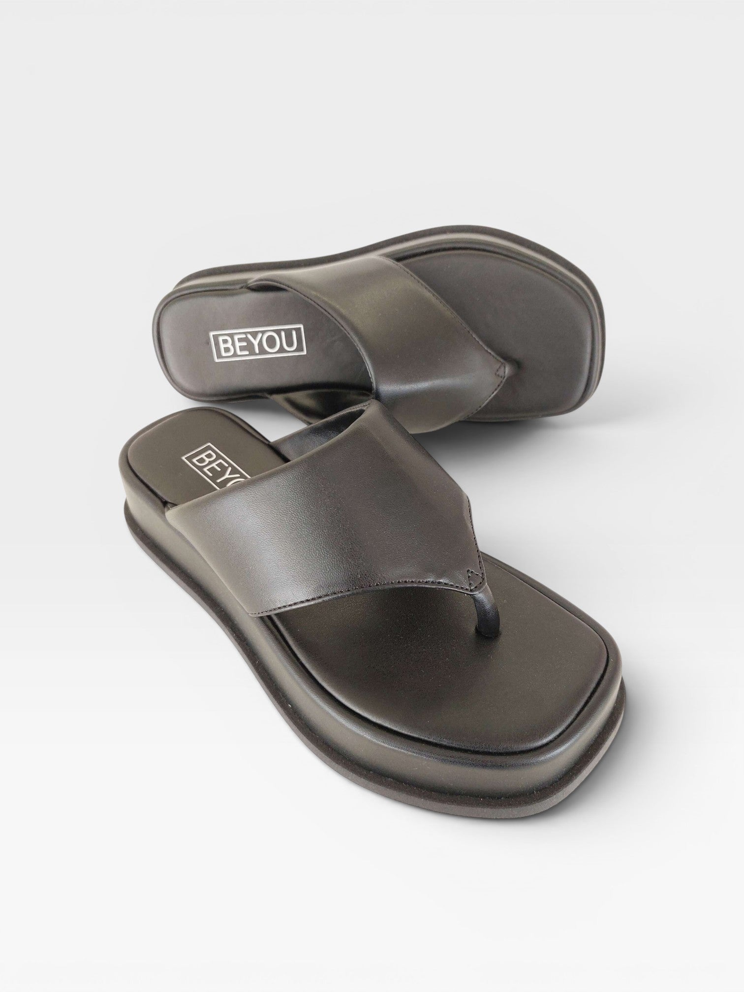 Sandália flat Beyou Shoes preta em napa com solado plataforma de 4 cm e design minimalista de dedo