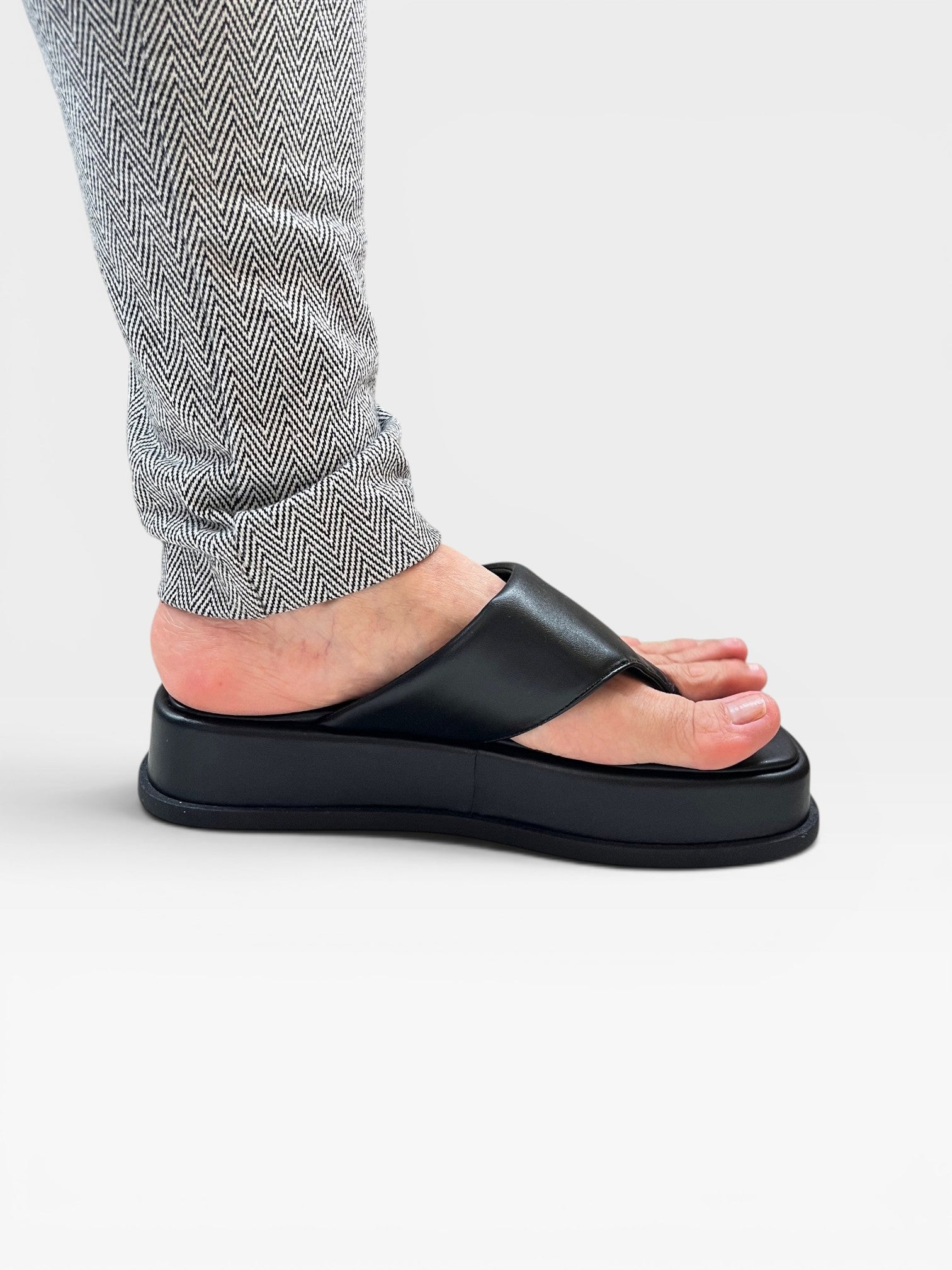 Sandália flat preta Beyou Shoes em napa com solado plataforma de 4 cm, design minimalista e tiras confortáveis.