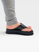 Sandália flat preta Beyou Shoes em napa com solado plataforma de 4 cm, design minimalista e tiras confortáveis.