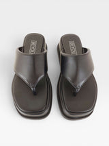 Sandália flat preta Beyou Shoes em napa com solado plataforma de 4 cm e design minimalista de dedo