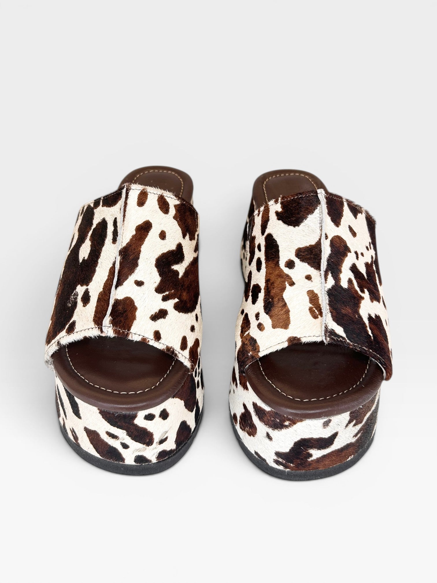 Sandália flatform Beyou Shoes em couro com estampa animal print de vaca marrom e solado plataforma de 5 cm