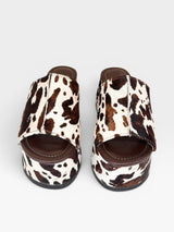 Sandália flatform Beyou Shoes em couro com estampa animal print de vaca marrom e solado plataforma de 5 cm