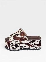 Sandália flatform Beyou Shoes Barretos em couro com estampa animal print de vaca marrom e solado plataforma de 5 cm